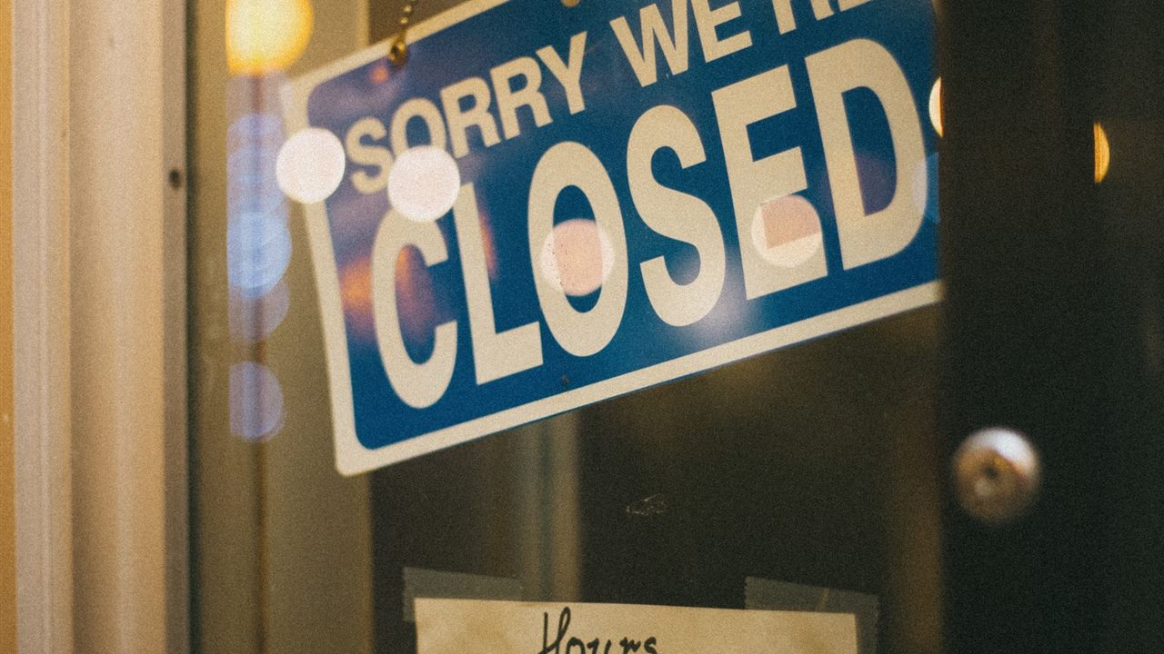 Closed business sign representing lost customer opportunities online